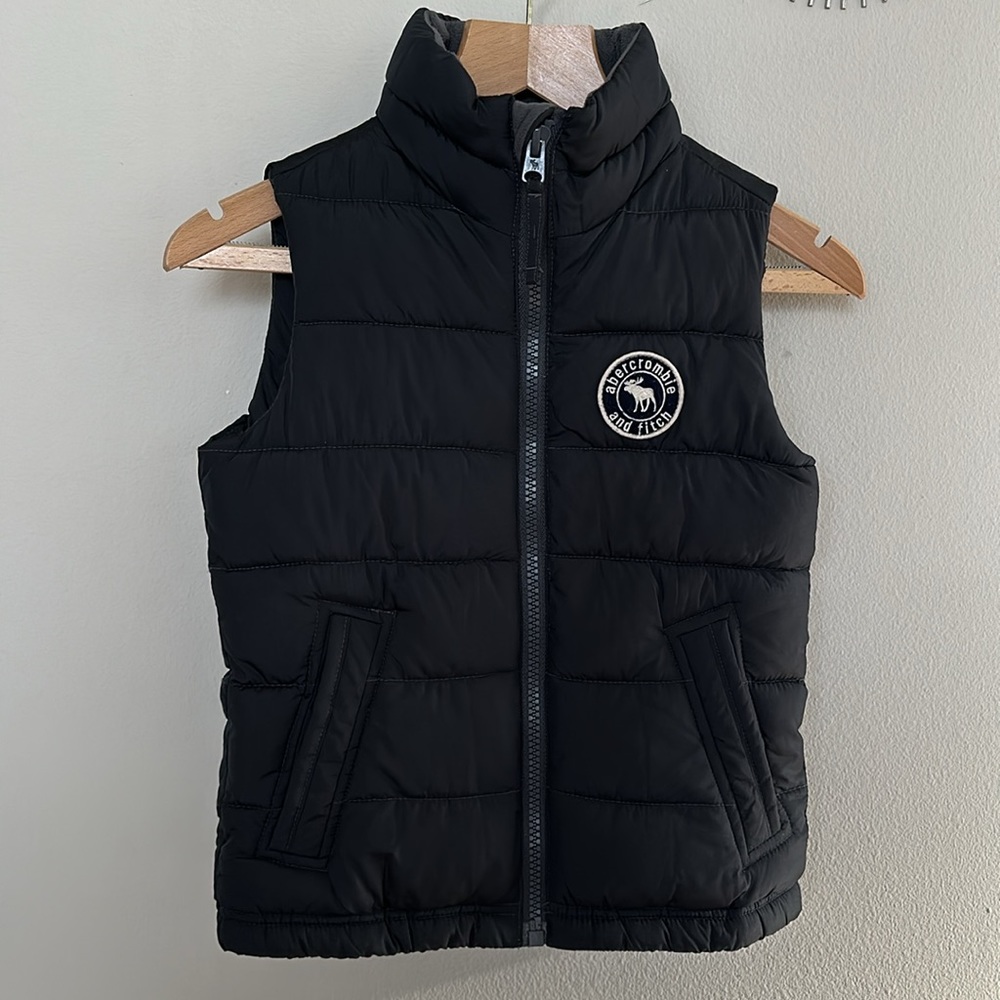 Abercrombie Kids Boys Puffer Vest sz Small Jacket Black Gray Warm Stylish Cozy